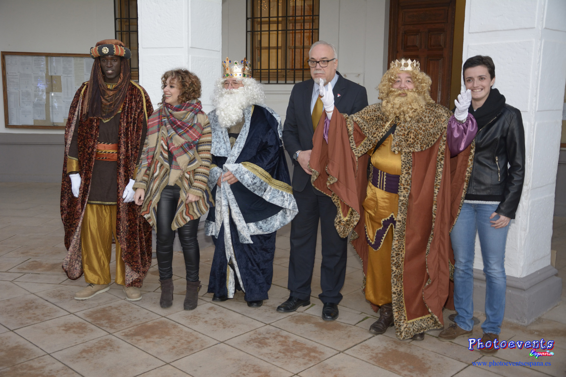 Recibimiento de SSMM Reales de Oriente a la puerta del Ayuntamiento de Manzanares 