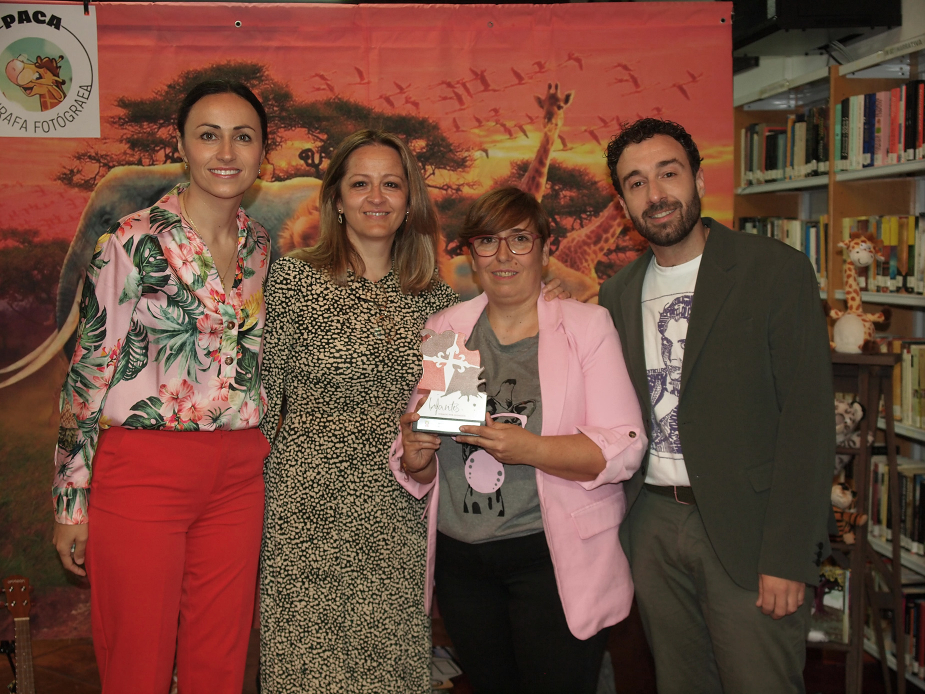 La Biblioteca Municipal Quevedo acogió la presentación del cuento ilustrado ‘Paca, la jirafa fotógrafa’ de Lourdes Moncayo